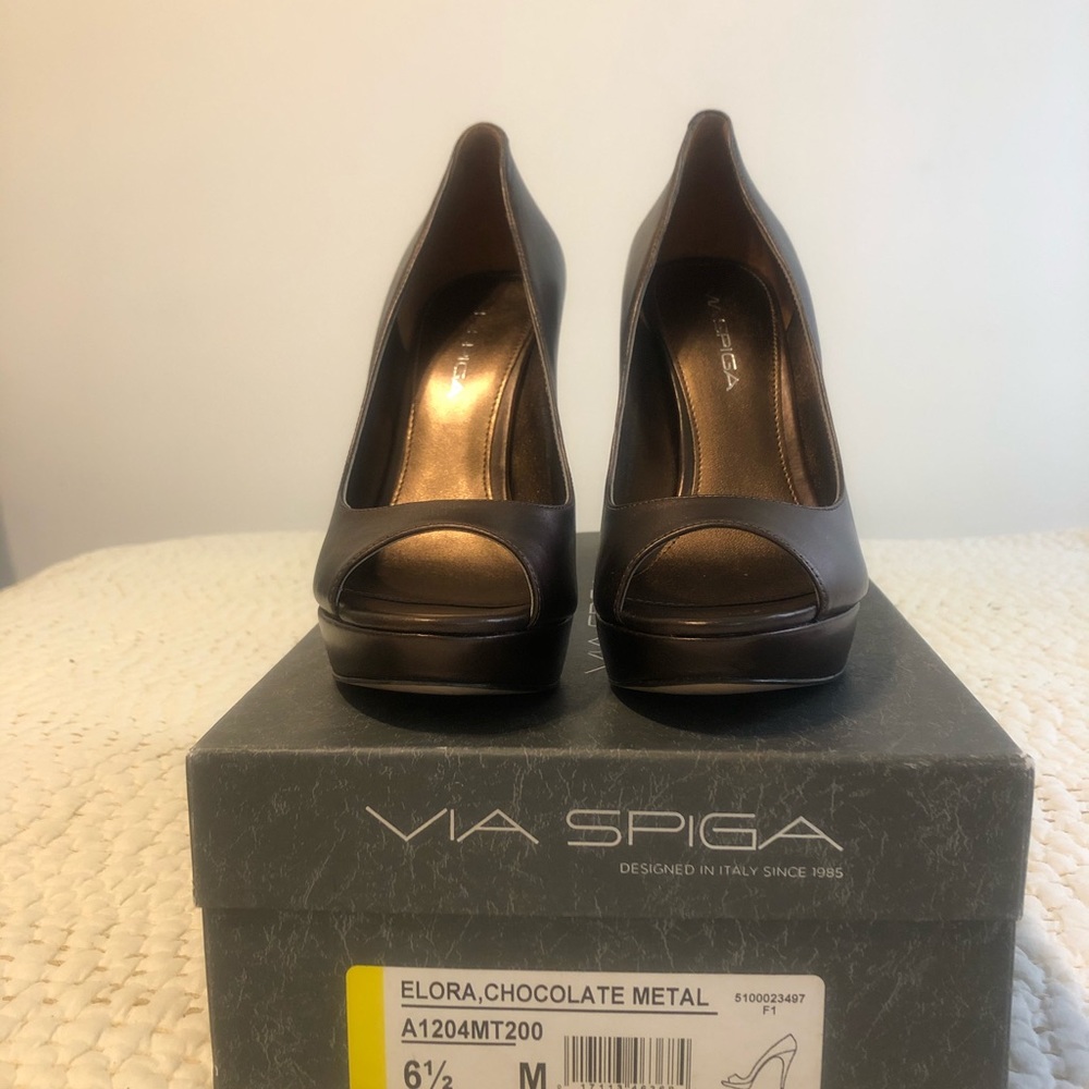 VIA SPIGA Elora peeptoe heel in chocolate metal